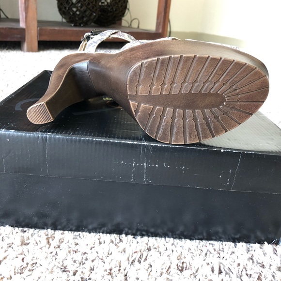 ⭐️ Carlos Santana Snakeskin Print Sandal ⭐️ - Picture 8 of 8